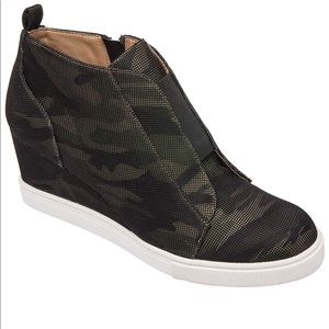 Linea Paola Camo sneaker wedges